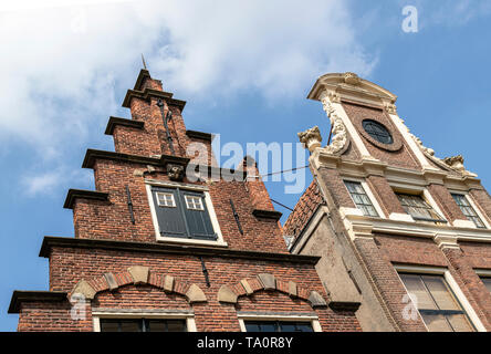 Basso angolo vista di crow-passo gable e timpano clock architettura in Haarlem, Olanda Settentrionale, Paesi Bassi. Foto Stock