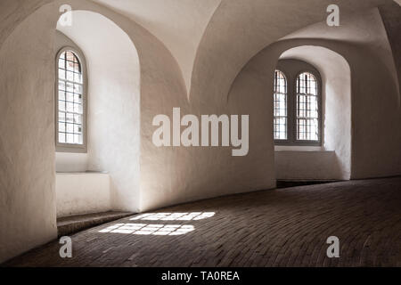 In corridoio dentro la torre rotonda a Copenhagen, in Danimarca. Foto Stock