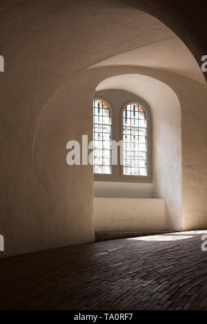 In corridoio dentro la torre rotonda a Copenhagen, in Danimarca. Foto Stock