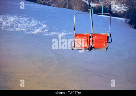 Impianti di risalita con sedi di andare oltre la montagna e percorsi da sci e snowboard Foto Stock