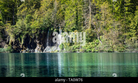 Tranquilla cascata presso il Parco Nazionale di Plitvice in Croazia Foto Stock