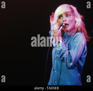 NIJMEGEN, Paesi Bassi - 04 settembre: Debbie Harry da Blondie esegue dal vivo presso la Vereeniging a Nijmegen, in Olanda il 04 settembre 1978 (foto di Gijsbert Hanekroot) *** Caption locale *** Debbie Harry da Blondie Foto Stock