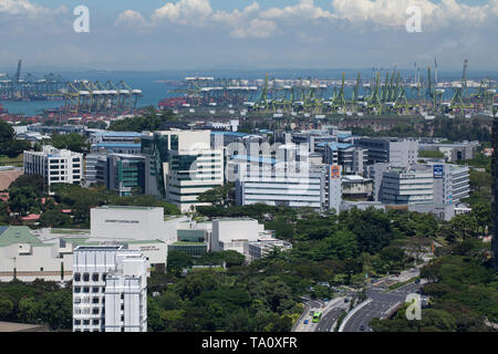 National University of Singapore campus o noto come NUS e Pasir Panjang terminal portuali in background. Singapore Foto Stock