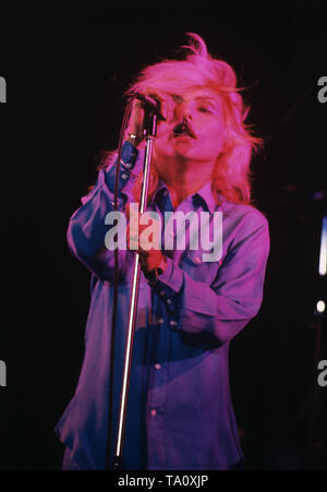 NIJMEGEN, Paesi Bassi - 04 settembre: Debbie Harry da Blondie esegue dal vivo presso la Vereeniging a Nijmegen, in Olanda il 04 settembre 1978 (foto di Gijsbert Hanekroot) *** Caption locale *** Debbie Harry da Blondie Foto Stock