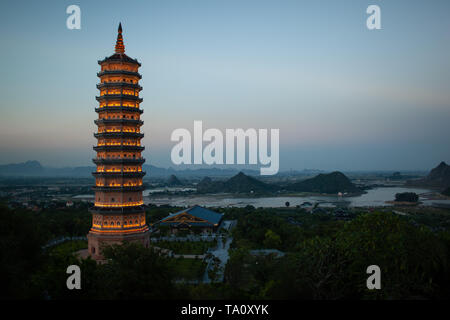 Vista serale di Bai Dinh Pagoda di Ninh Binh, Vietnam Foto Stock