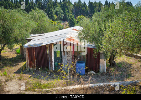 Old Dirty ferro corrugato shack in un paesaggio mediterraneo Foto Stock