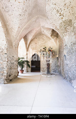 Archi & chiostri nei giardini di Villa Rufolo a Ravello Affacciato sulla Costiera Amalfitana e Golfo di Salerno in Campania Italia Meridionale Foto Stock