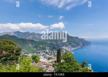 Vista dal giardino di Villa Rufolo a Ravello Affacciato sulla Costiera Amalfitana e Golfo di Salerno in Campania Italia Meridionale Foto Stock