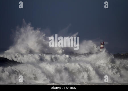 Onde tempestose splash. Povoa de Varzim e di Vila do Conde porto entrata nord del Portogallo. Foto Stock