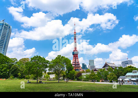 La Torre di Tokyo da prato verde in Shiba Park a Tokyo, Giappone Foto Stock