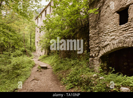 Un mulino abbandonato nella Valle delle Ferriere noto anche come il Vallone dei Mulini sentiero a piedi nelle colline sopra Amalfi Campania Italia Meridionale Foto Stock