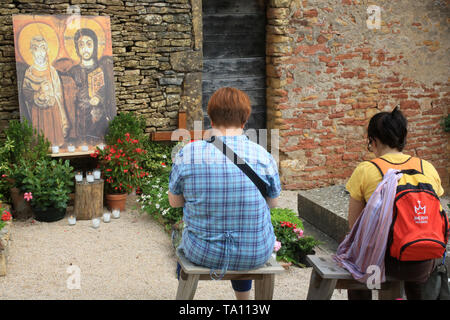 Pèlerins priant devant la tombe de Frère Roger. Taizé. Foto Stock