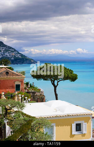 Vista del mare Mediterraneo in particolare la Costiera Amalfitana e Golfo di Salerno da Positano in Campania Foto Stock