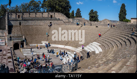 I turisti nel teatro scavato dalle rovine di Pompei antica città romana vicino a Napoli in Campania Foto Stock