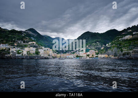 Vista della città costiera di Minori e le colline della Costiera Amalfitana Campania Italia meridionale del golfo di Salerno nel mar Tirreno Foto Stock