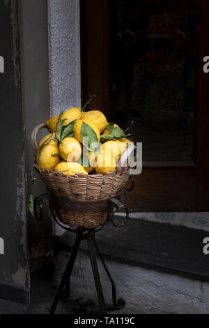 Limoni freschi in un cesto in un negozio porta in Amalfi in Italia meridionale. La costa di Limone è un nome per questa parte della provincia di Salerno Campania Italia Foto Stock