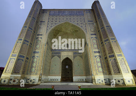 Samarcanda, Uzbekistan, vista sulla moschea Bibi-Khanym, uno del mondo islamico più grandi moschee, costruito da Timur nel XV secolo Foto Stock