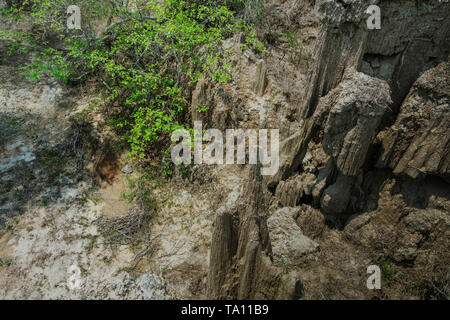 Uno splendido scenario dei flussi di acqua attraverso il terreno dispone di erosione e crollo del terreno in un strato naturale a Pong Yub, Ratchaburi,Thailandia Foto Stock