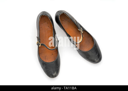 Coppia di vecchio nero scarpe donna, isolato su bianco Foto Stock