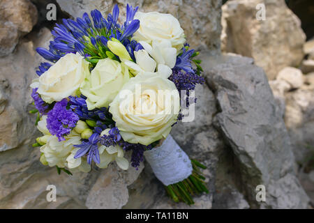 Vibrante, bold nuziale bouquet rotondo con rose avorio, fresco lavanda, freesias e crocus e giacinto, composizioni floreali idee per la sposa Foto Stock