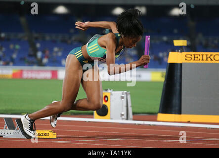 YOKOHAMA, Giappone - 11 Maggio: Rose Xeyi del Sudafrica all'inizio delle donne del 4x10mm relè durante il giorno 1 del mondo IAAF relè al Nissan Stadium il 11 maggio 2019 a Yokohama, Giappone. (Foto di Roger Sedres/Gallo immagini) Foto Stock