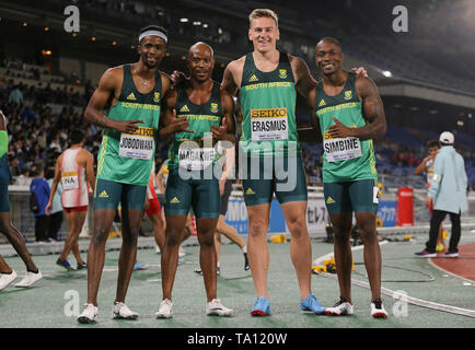 YOKOHAMA, Giappone - 10 Maggio: Anaso Jobodwana, Simon Magakwe, Emile Erasmus e Akani Simbine dopo la mens 4x100m il relè si riscalda durante il giorno 1 del 2019 mondiali IAAF Campionati di relè al Nissan Stadium il 10 maggio 2019 a Yokohama, Giappone. (Foto di Roger Sedres per la IAAF) Foto Stock