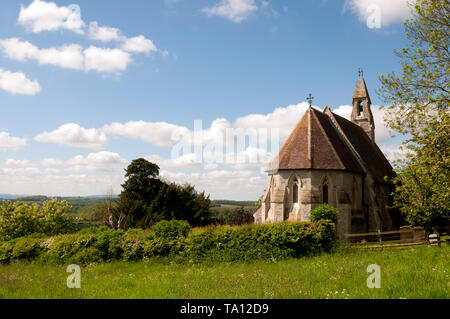 La Chiesa di San James in primavera, Weethley, Warwickshire, Inghilterra, Regno Unito Foto Stock