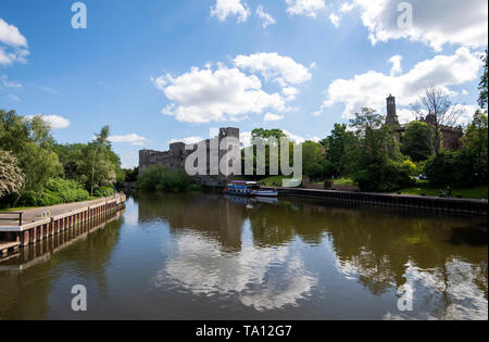 Newark Castle riflessa nel fiume a Newark on Trent, Nottinghamshire England Regno Unito Foto Stock