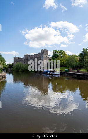 Newark Castle riflessa nel fiume a Newark on Trent, Nottinghamshire England Regno Unito Foto Stock