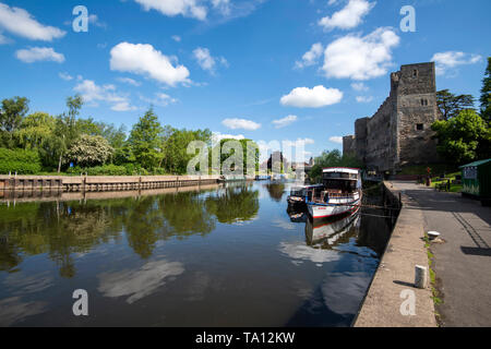 Newark Castle riflessa nel fiume a Newark on Trent, Nottinghamshire England Regno Unito Foto Stock