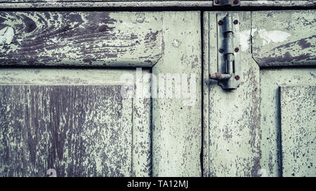 Vintage Vecchia serratura sulla porta. Serratura della porta di una vecchia casa colonica vero lo stile del villaggio. Close-up focus sulla serratura. Foto Stock