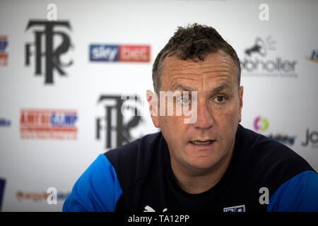 Mickey Mellon, manager di Tranmere Rovers Football Club di parlare alla stampa in occasione di una conferenza stampa presso il club di tirocinio di Leasowe, Wirral. Tranmere Rovers guadagnato la promozione al campionato EFL 2 dalla Lega nazionale tramite un play-off nella stagione 2017-8 e restituito al Wembley dodici mesi più tardi il 25 maggio a faccia Newport County per un posto in campionato EFL uno. Foto Stock