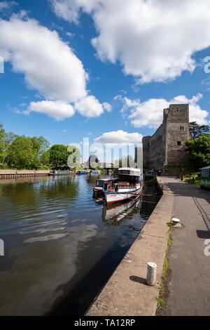 Newark Castle riflessa nel fiume a Newark on Trent, Nottinghamshire England Regno Unito Foto Stock