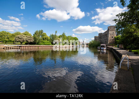 Newark Castle riflessa nel fiume a Newark on Trent, Nottinghamshire England Regno Unito Foto Stock