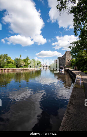 Newark Castle riflessa nel fiume a Newark on Trent, Nottinghamshire England Regno Unito Foto Stock