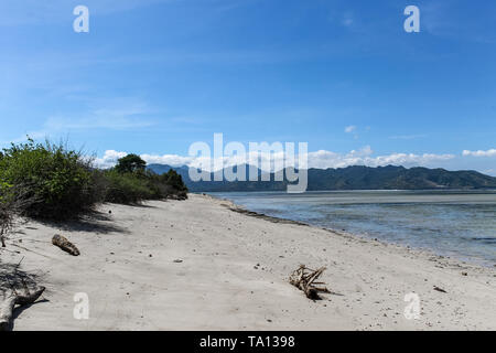 GILI AIR, Indonesia - 01 dicembre, 2013: acque immacolate e una spiaggia di sabbia bianca sulla Gili Air. Uno dei tre famose isole Gili vicino a Lombok. Foto Stock