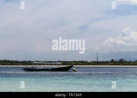 GILI AIR, Indonesia - 01 dicembre, 2013: spiaggia sabbiosa con barche su Gili Trawangan. La più grande delle tre isole popolari vicino a Lombok, Indoniesia. Foto Stock