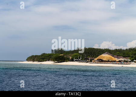 GILI AIR, Indonesia - 01 dicembre, 2013: spiaggia sabbiosa con barche su Gili Trawangan. La più grande delle tre isole popolari vicino a Lombok, Indoniesia. Foto Stock