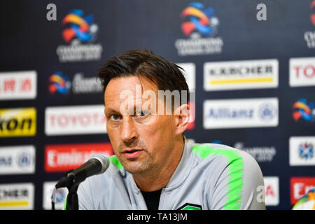 Head Coach Roger Schmidt di della Cina di Pechino Guoan F.C. partecipa a una conferenza stampa prima del sesto round del gruppo G il match contro il Giappone del Urawa Red Diamonds F.C. durante il 2019 AFC Champions League a Saitama, Giappone, 20 maggio 2019. Foto Stock