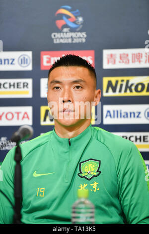 Yu Dabao di della Cina di Pechino Guoan F.C. partecipa a una conferenza stampa prima del sesto round del gruppo G il match contro il Giappone del Urawa Red Diamonds F.C. durante il 2019 AFC Champions League a Saitama, Giappone, 20 maggio 2019. Foto Stock