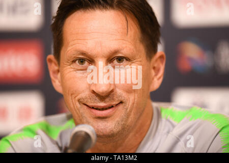 Head Coach Roger Schmidt di della Cina di Pechino Guoan F.C. partecipa a una conferenza stampa prima del sesto round del gruppo G il match contro il Giappone del Urawa Red Diamonds F.C. durante il 2019 AFC Champions League a Saitama, Giappone, 20 maggio 2019. Foto Stock