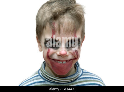 6 anno vecchio ragazzo nel terrificante compongono su sfondo bianco Foto Stock