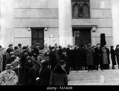 Foto non datata di vacanzieri italiani su un viaggio organizzato da fascista organizzazione di piacere Opera Nazionale Dopolavoro (OND) di fronte al Haus der Kunst di Monaco di Baviera. Sopra l'ingresso, la sovranità nazista i simboli vengono visualizzati. Foto Stock