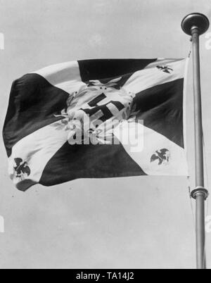 Lo standard utilizzato da Hermann Goering prussiano come Primo Ministro. Qui, il lato destro con una svastica al centro e il NS versione di il prussiano stemma in ciascun angolo (colorazione in bianco e nero, solo alcuni elementi di colore dell'Aquila). Foto Stock