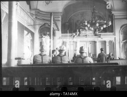 Vista delle aule di tribunale, dove i soldati francesi sono seduta come bene con fucili e baionette. Non datata (foto). Foto Stock