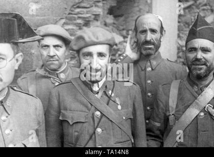 Foto di Cinque soldati della Guardia Civil (polizia paramilitare unità) dopo la liberazione di Alcazar di Toledo dalla nazionale spagnola di truppe al 26 settembre 1936. Foto Stock