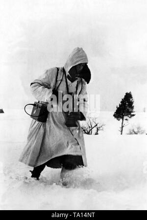 Il tedesco corrispondente di guerra corre attraverso la neve. Foto di Propaganda Company (PK): reporter di guerra Haustein Foto Stock