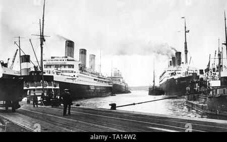 Le tre navi della "Imperator' class, il 'Berengaria' ('Imperator"), il "Leviathan' ('Patria") e il 'Majestic' ('Bismarck'), quindi le più grandi navi in tutto il mondo, al Porto di Southampton. Foto Stock