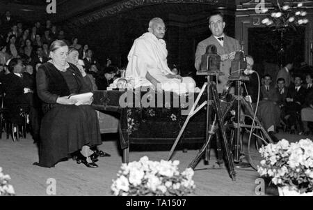 Questa immagine mostra i partecipanti della conferenza di Gandhi a Ginevra. Da sinistra: l'organizzatore della conferenza e presidente del movimento delle donne per la pace e la libertà Camille Drevet, il Mahatma Gandhi e il giornalista svizzero e traduttore di Gandhi gli scritti di Edmond Privat. Foto Stock