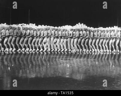 Scena dalla revue film 'Der tanzende Traum'. Foto non datata, probabilmente dall'30s o 40s. Foto Stock